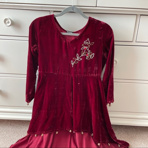 ♥️final mark down ♥️Velvet embroided high low top - Picture 13 of 13